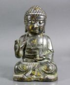 Buddha in Lotussitz; Bronze mit Resten alter Vergoldung; Bodenunterseite gemarkt; H: 22,5 cm