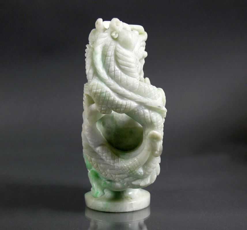 Deckelgefäß mit Drache (China, 20.Jh.) Jade; mit floralem, durchbrochenem Dekor; passiger Deckel; H: - Image 6 of 8