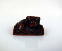 Netsuke "Hund in Schublade liegend"; 2 x 3 x 3,3 cm