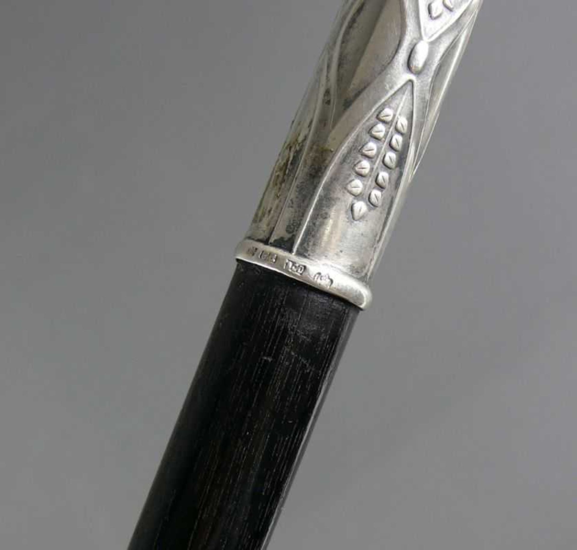 Gehstock (Anfg. 20.Jh.) geschwärzter Holzstock mit Metallspitze und gebogenem Griff in Silber 800; - Bild 4 aus 4