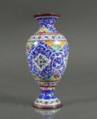 Kleine Cloisonné-Vase vorwiegend blauer Floraldekor; H: 13,5 cm