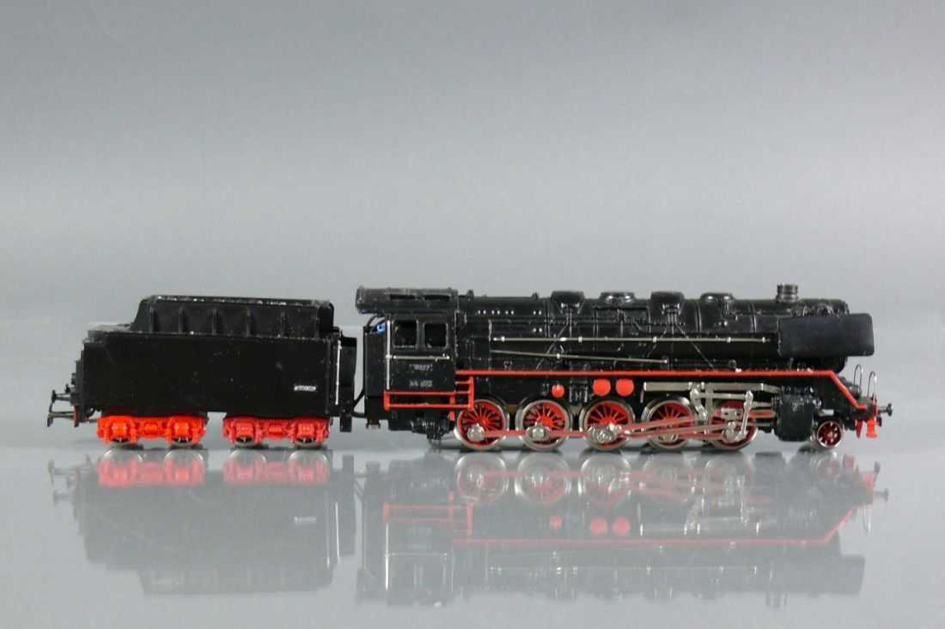 Märklin-Dampflokomotive mit Tender Baureihe 44 der DB; Guss in schwarz; 2 Stirnlampen mit runden - Bild 4 aus 5
