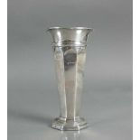 Vase (Birmingham, 1912) Sterlingsilber 925; trompetenförmiger Korpus mit oktogonaler Wandung; Fuß