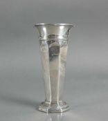 Vase (Birmingham, 1912) Sterlingsilber 925; trompetenförmiger Korpus mit oktogonaler Wandung; Fuß