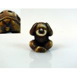 Netsuke "Affe mit Kindmaske"; tlw. dunkel gefärbt; signiert; H: 3,5 cm;
