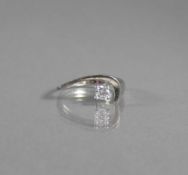 Solitärbrillant-Damenring 18ct WG; moderne Form; Brillant von ca. 0,20ct ca. W-SI; 4,8g; Ringgr. 53