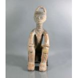 AKAN-Figur (Ghana) Terrakotta-Ahnenfigur; langer, geringelter Hals (rest.); Kopf mit Bügel; auf