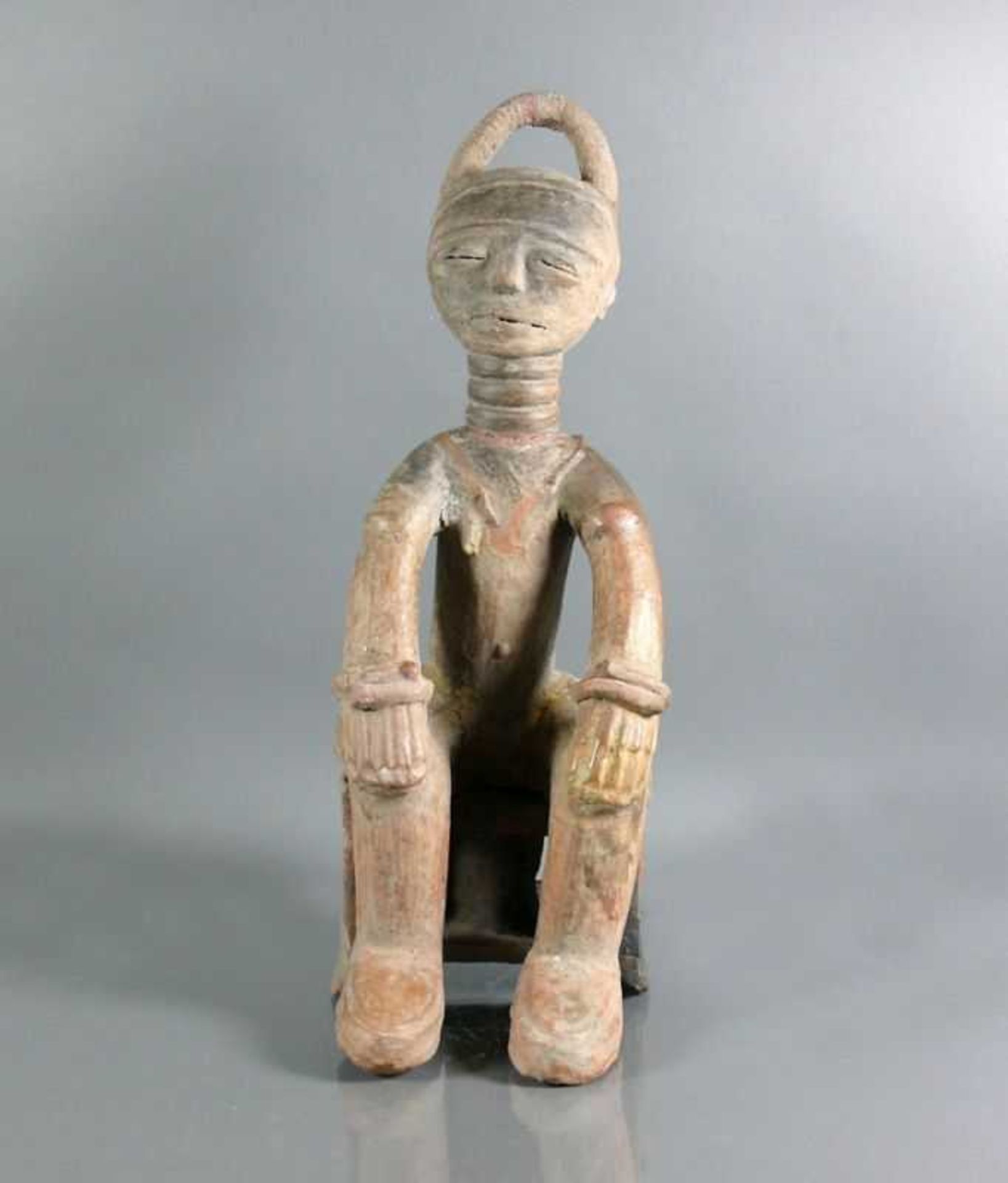 AKAN-Figur (Ghana) Terrakotta-Ahnenfigur; langer, geringelter Hals (rest.); Kopf mit Bügel; auf