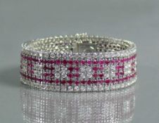 Brillant/Rubin-Armband 18 ct WG; besetzt mit ca. 11 ct Brillanten, ca. TW-VS und ca. 9 ct Rubine; L: