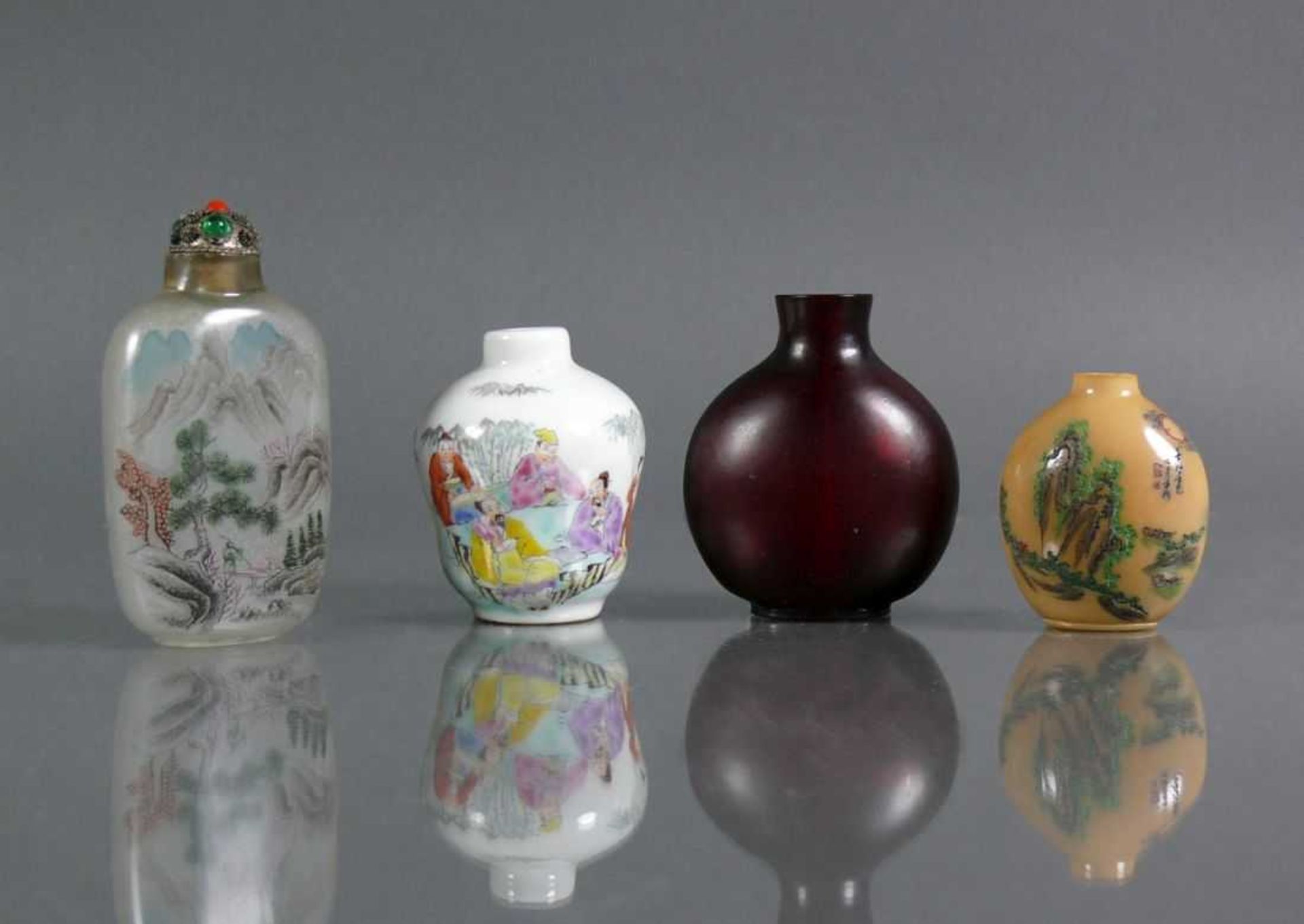 4 div. Snuff-Bottles (China) unterschiedliche Materialien; H: 4,5 - 8 cm
