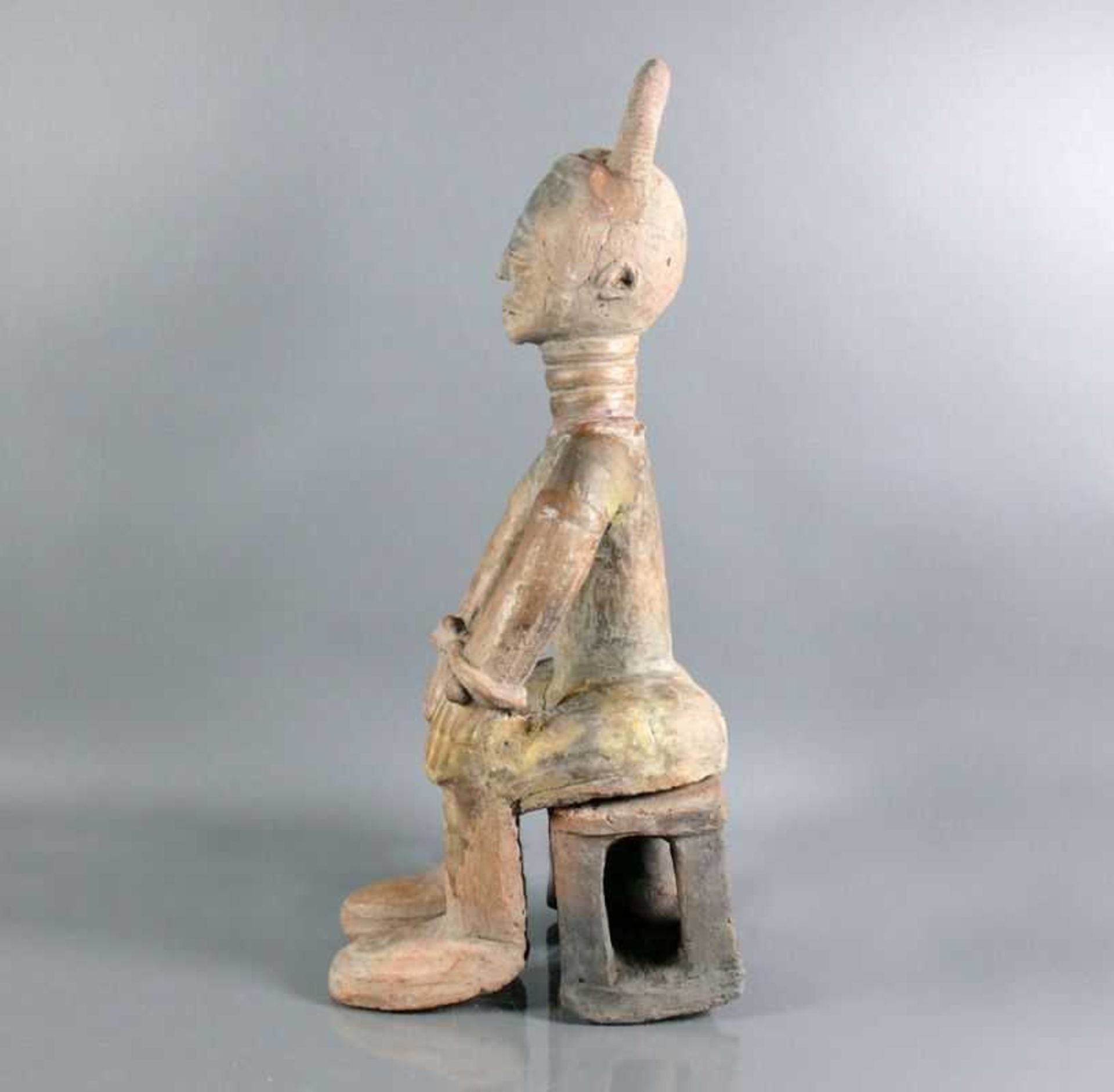 AKAN-Figur (Ghana) Terrakotta-Ahnenfigur; langer, geringelter Hals (rest.); Kopf mit Bügel; auf - Bild 3 aus 3