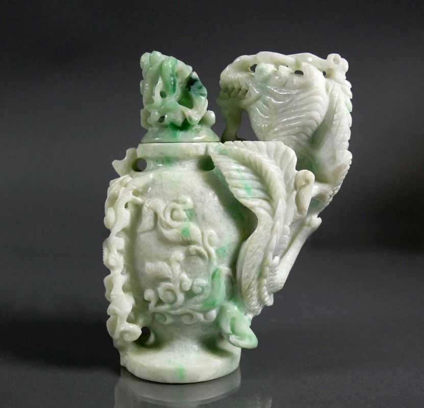 Deckelgefäß mit Drache (China, 20.Jh.) Jade; mit floralem, durchbrochenem Dekor; passiger Deckel; H: