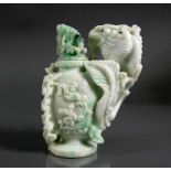 Deckelgefäß mit Drache (China, 20.Jh.) Jade; mit floralem, durchbrochenem Dekor; passiger Deckel; H: