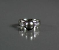 Damenring 18ct WG; besetzt mit Grauperle und seitlich je 3 kleine Diamanten; 11,5g; Ringgr. 57