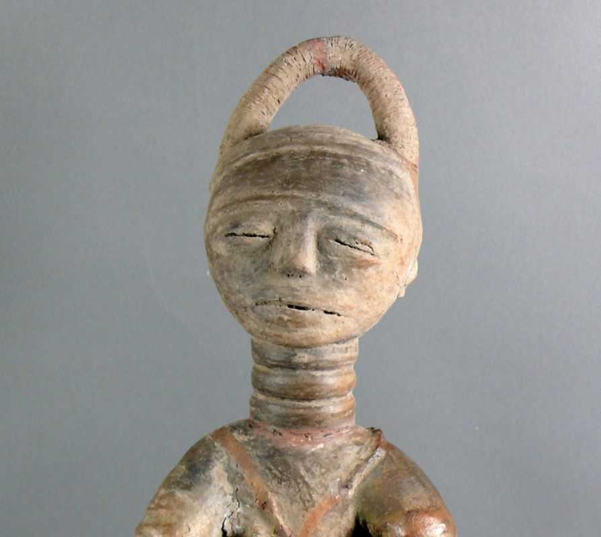 AKAN-Figur (Ghana) Terrakotta-Ahnenfigur; langer, geringelter Hals (rest.); Kopf mit Bügel; auf - Bild 2 aus 3