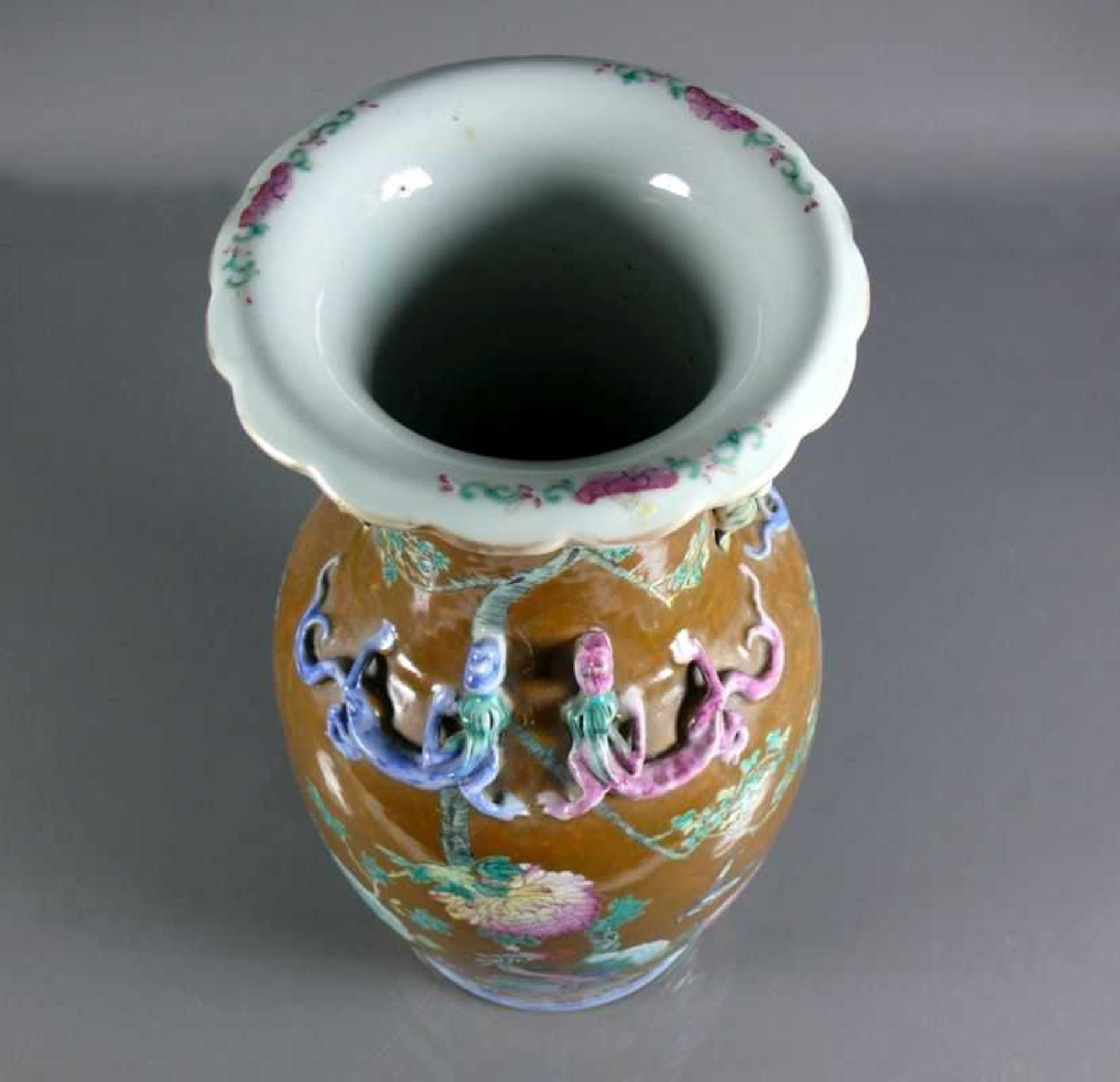 Vase (China, Qing, 19.Jh.) leicht gebauchter Korpus mit eingezogenem Hals und ausgestellten Rand; - Bild 2 aus 4