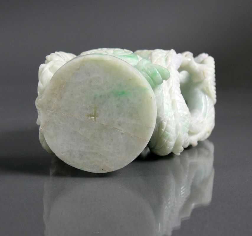 Deckelgefäß mit Drache (China, 20.Jh.) Jade; mit floralem, durchbrochenem Dekor; passiger Deckel; H: - Image 8 of 8