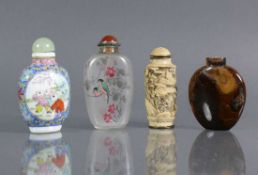 4 div. Snuff-Bottles unterschiedliche Materialien; H: 6 - 8 cm