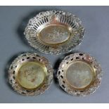3 kleine Anbietschälchen jeweils Silber 800; mit floral durchbrochenem Rand; 2x rund (Paar, D: je