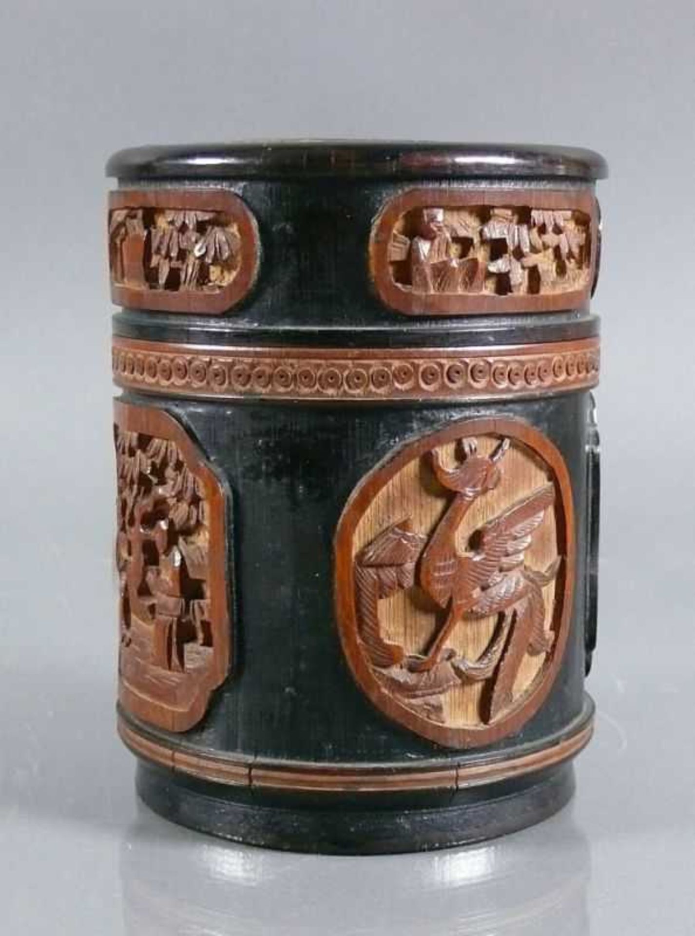 Deckeldose (China) zyl. Korpus; geschwärztes Holz; Wandung mit geschnitzten Vogel- und