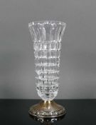 Vase (20.Jh.) farbloses Glas; geschliffene Wandung; verdickter, runder Stand in Sterlingsilber