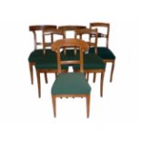 6 Biedermeier-Stühle (1.H.19.Jh.) Nussbaum; davon 2 Pärchen (u.a. Schaufellehne); jeweils grün