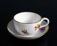 Miniatur-Tasse (Meissen, um 1900) mit UT; farbiger Blütendekor mit Goldrand; D: UT 6,5 cm