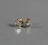Paar Brillant-Ohrstecker 14ct GG und WG; Blütendekor; Blütenspitze jeweils mit kleinem Diamant