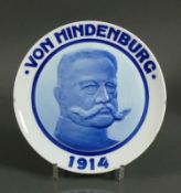 Teller von Hindenburg 1914; mit leicht relief. Kopfportrait; Blaudekor; D: 23,5 cm; Rosenthal