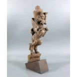 Fabelwesen (China) Holz geschnitzte, drachenähnliche Figur auf Sockel; H: mit Sockel ca. 48 cm