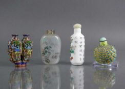 4 div. Snuff-Bottles unterschiedliche Materialien (1x Cloisonné); H: 5,5 - 8,5 cm