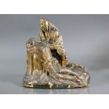 Pieta (19.Jh.) vollrund geschnitzt; mit Resten alter Fassung in blau und gold; 15 x 14 x 10,5 cm