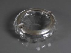 Aschenbecher geschliffener Glaskorpus mit Randmontage und Zigarettenablagen in Silber 835,