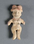 Weibliche Figur (wohl Mittelamerika) mit Bekrönung; heller Ton; H: 8 cm