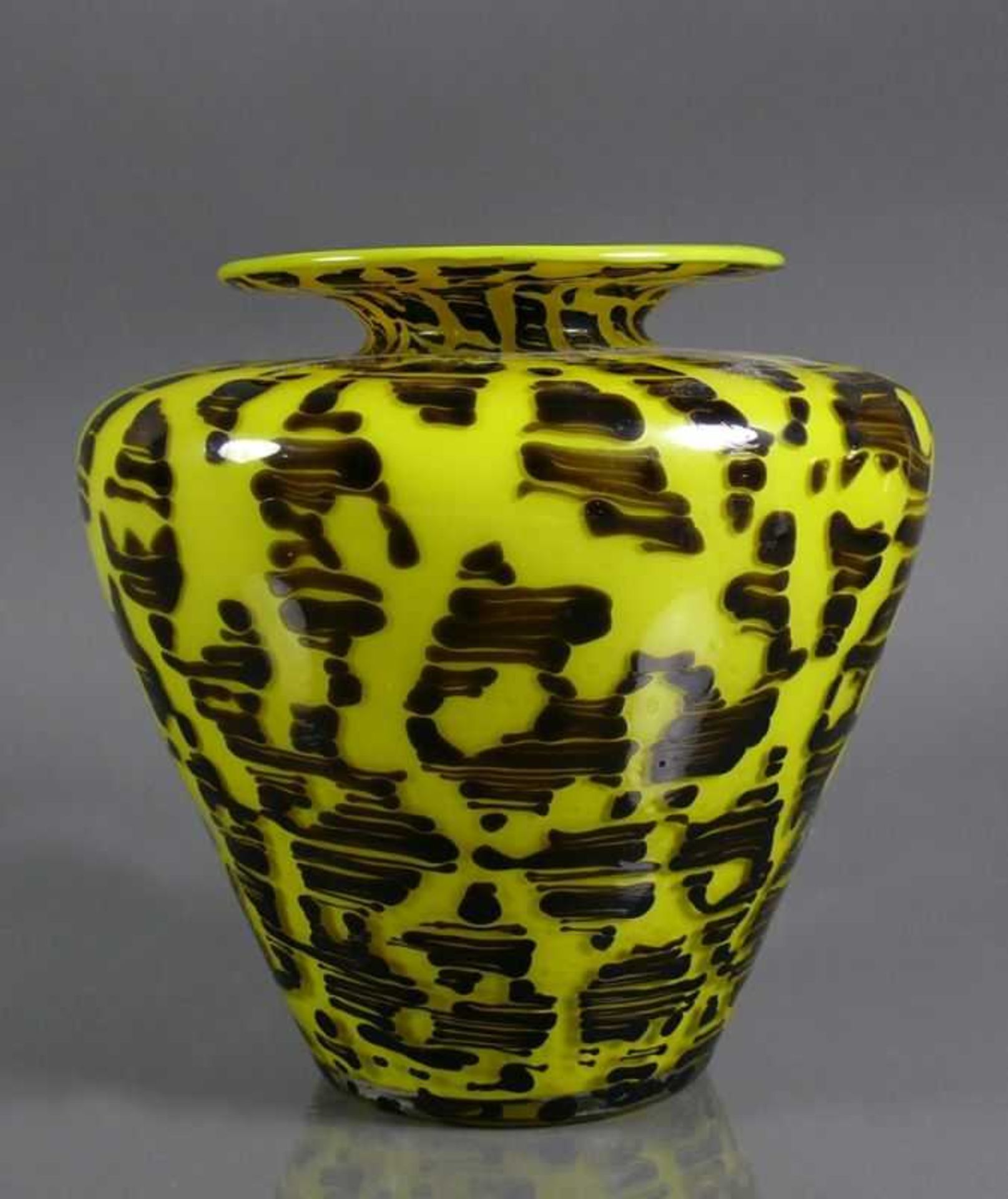 Vase (1.H.20.Jh.) runder Korpus, sich nach oben weitend und schmaler, flach ausgestellter Hals;