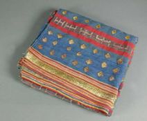 Decke auf blauem Grund mit roten Bändern Goldbrokat und Silber belegt; ca. 115 x 110 cm