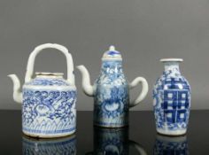 3 Teile China 2x Henkelkannen mit Deckel (1x nicht passend), 1x kleine Vase; jeweils floraler