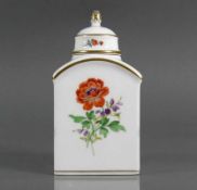 Teedose (Meissen, 2.H.20.Jh.) farbiger Wiesenblumendekor; bl. Schwertermarke, I. Wahl; H: 13 cm