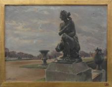 Bussy ( 1.H.20.Jh.) "Park in Versailles"; mittig mit großer, weibl. Skulptur auf Sockel;