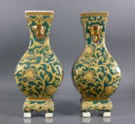 Paar Vasen (China, 19./20.Jh.) auf grünem Grund floraler Dekor in Gold; jeweils auf Sockel; mit