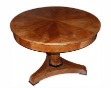 Biedermeier-Tisch (1.H.19.Jh.) Nussbaum; runde Platte mit Zarge (10 cm); hektogonaler Mittelfuß