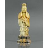 Stehende, weibliche Figur (China) auf Lotussockel; eine Vase haltend; Speckstein; H: 15 cm