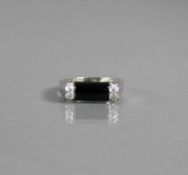 Damenring 14ct WG; besetzt mit schwarzem Lagenstein und seitlich zus. 0,1ct Brillanten; 3g;