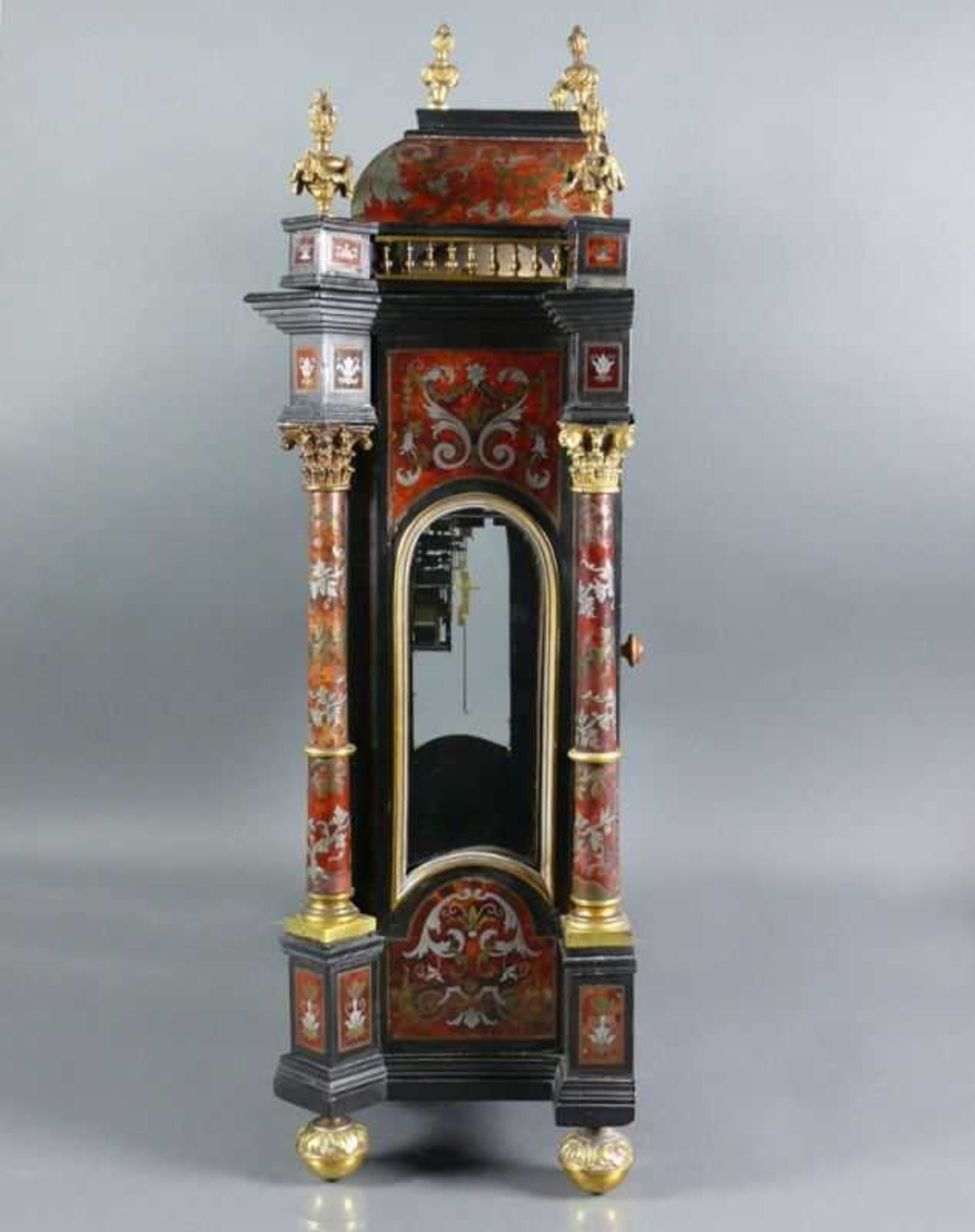 Prunkpendule (Paris, ca. 1700) prächtiges Gehäuse mit seitlich jeweils 2 Vollsäulen mit Kapitellen - Bild 7 aus 11