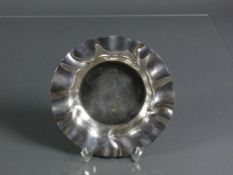 Kleine Schale Deutsch, Silber 830; runde Form mit schräg gestellter, gewellter Fahne; D: 16,5 cm; H: