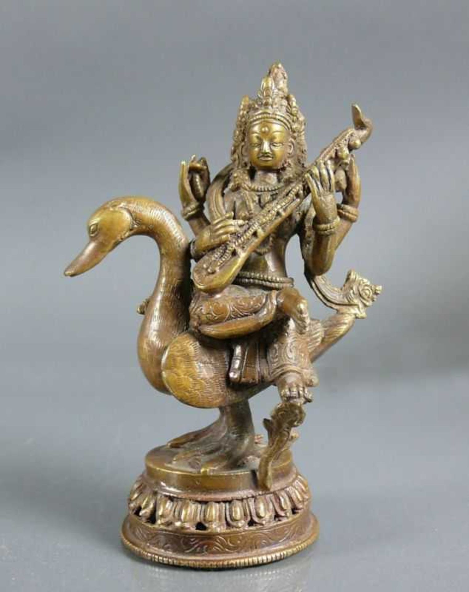 Göttin auf Vogel (Südostasien) sitzend; mit Musikinstrument in den Händen; auf Sockel; Bronze; H: