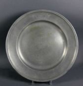 Platte (18.Jh.) Zinn; runde Form, D: 39,5 cm; auf flacher, schräg stellter Fahne Monogramm E.R. u.