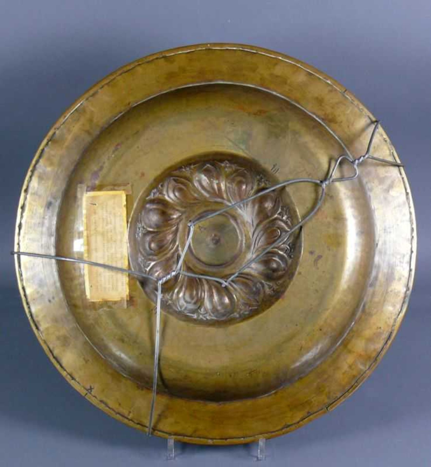 Spätgotische Beckenschläger-Schüssel (wohl Nürnberg, um 1500) Messing, getrieben, gepunzt und - Bild 3 aus 3