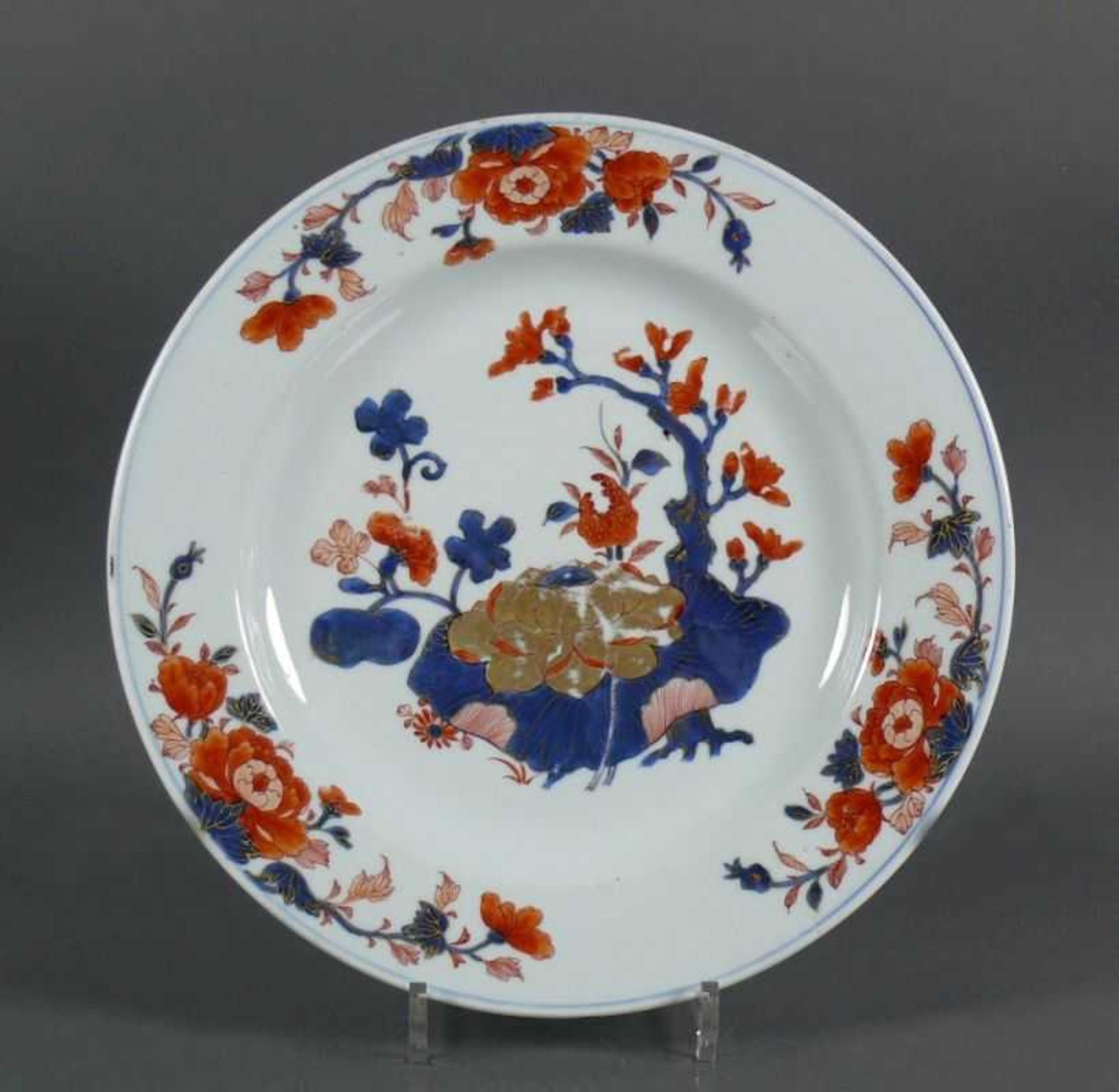 Großer Teller (China, 19.Jh.) rund, D: 32 cm; blau/roter Blütendekor; Unterseite am Rand mit Chip;
