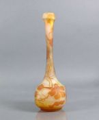 Gallé-Vase (um 1900) gedrückter, kugelförmiger Korpus mit langgestrecktem Hals (am Halsrand